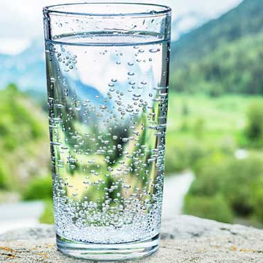 Kozarec čiste vode služi kot opomnik, kako pomembno je spremljanje prisotnosti nevidnih kemikalij v pitni vodi.
