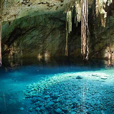 Turkizna voda se lesketa v jami. Viri podtalnice pogosto vsebujejo dušik, ki je naravno prisoten v obliki amoniaka, nitrita in nitrata.