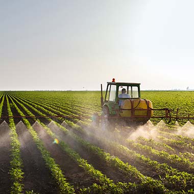Kmetijski traktor gnoji poljščine z vnosom dušika v obliki amoniaka.